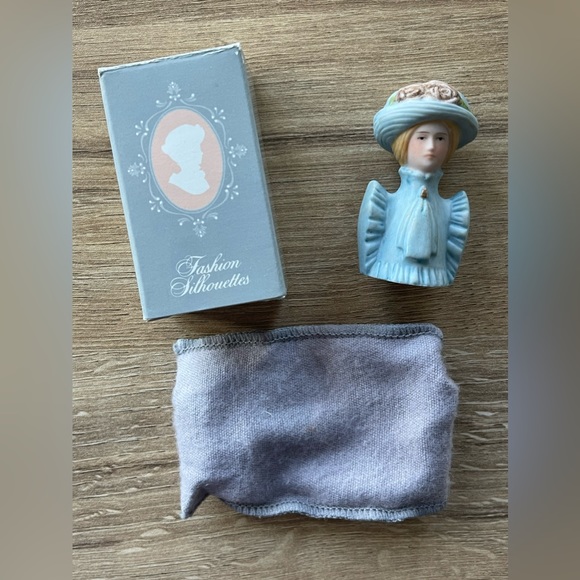 Vintage AVON American Fashion Silhouette Thimble Circa 1890 BOX & DUST BAG 1982 - Picture 1 of 5